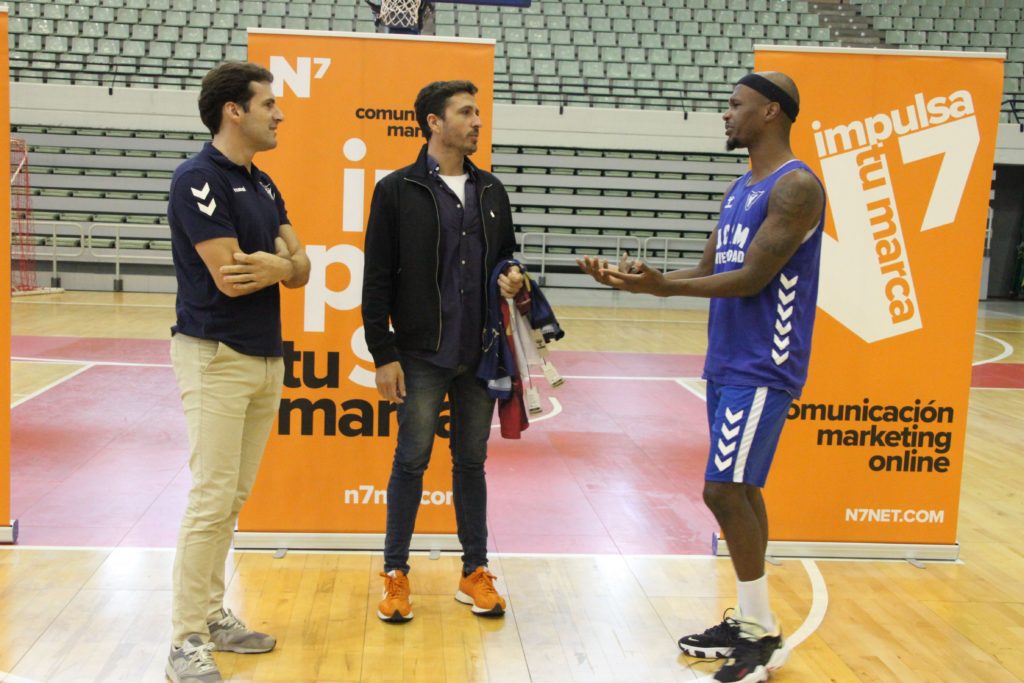 Nacho Tomás charlando con Tomás Bellas y Thad Mcfadden