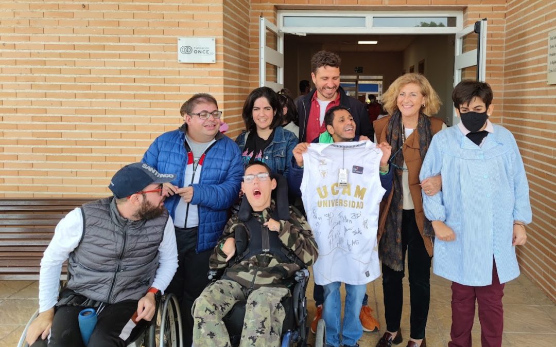 Nacho Tomás entregando una camiseta del UCAM MURCIA en ASTRAPACE