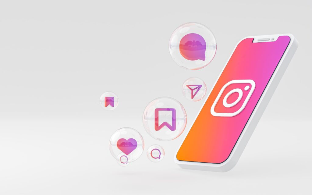Móvil con la aplicación de Instagram abierta en pantalla. Alrededor aparecen bocadillos ilustrativos con iconos de 'me gusta', mensajes y notificaciones.